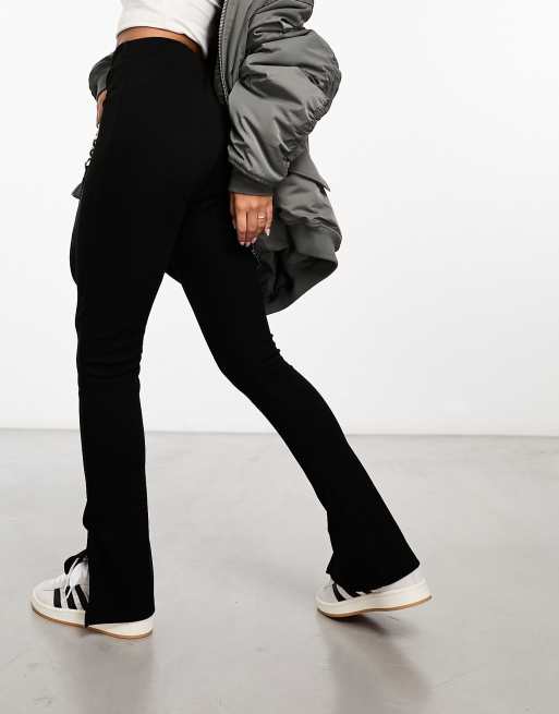 In The Style Pantaloni neri a vita alta a zampa con spacchi sul fondo ASOS