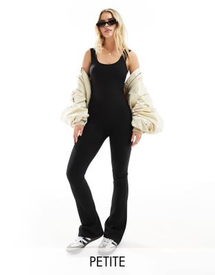 In The Style Petite - Jumpsuit met lage ronde hals en wijde pijpen in zwart