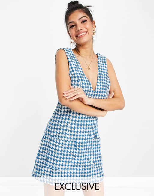 In The Style Petite x Lorna Luxe – Exklusives Latzkleid in Blau mit Hahnentrittmuster und V-Ausschnitt 