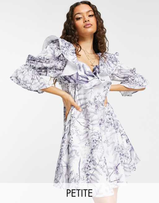 In The Style Petite x Lorna Luxe – Gerüschtes Minikleid mit herzförmigem Ausschnitt und Puffärmeln in Uni 
