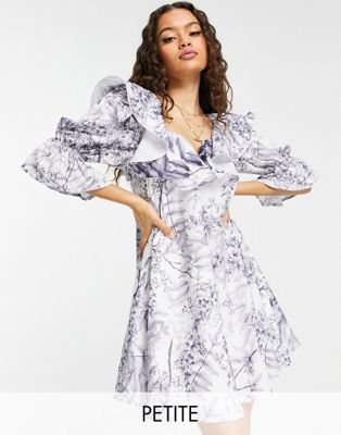 Robes casual In The Style Petite x Lorna Luxe - Robe courte à volants avec encolure en cœur et manches bouffantes - Monochrome