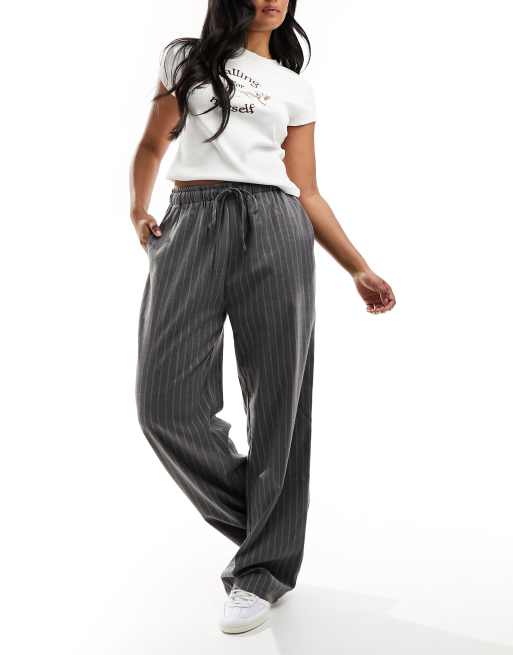 In The Style Petite x Perrie Sian - Broek met wijde pijpen en trekkoord in de taille in grijs met krijtstreep
