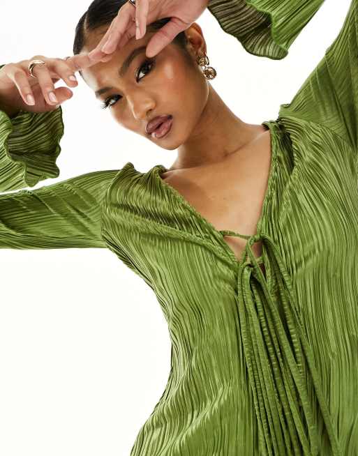 In The Style – Plissee-Minikleid in Khaki mit gebundener Vorderseite, 2 von 4