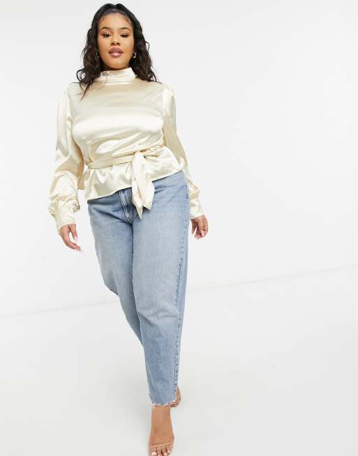 In The Style Plus – Champagnefärgad topp i satin med hög krage, endast hos ASOS, 4 av 4