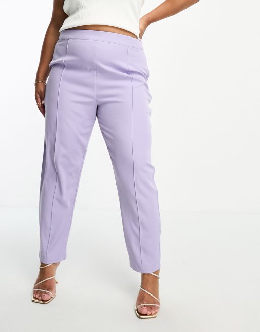 In The Style Plus – Elegante Hose in Flieder mit Wickeldetail