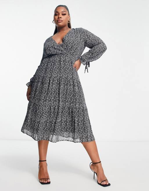 In The Style Plus - Exclusieve lange jurk van satijn met overslag en lagen in zwart met bloemenprint
