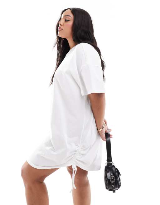 In The Style Plus Exclusive – Biała sukienka T-shirtowa oversize mini z marszczeniem z boku