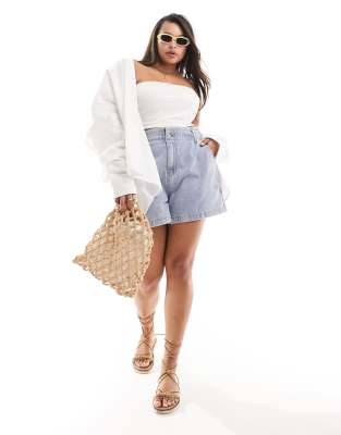 In The Style Plus exclusive elasticated waist denim paperbag short in light wash blue φωτογραφία