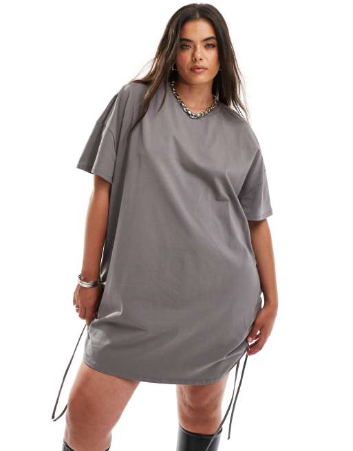 In The Style Plus Exclusive – Grafitowa sukienka T-shirtowa mini oversize z marszczeniem i wiązaniem po bokach