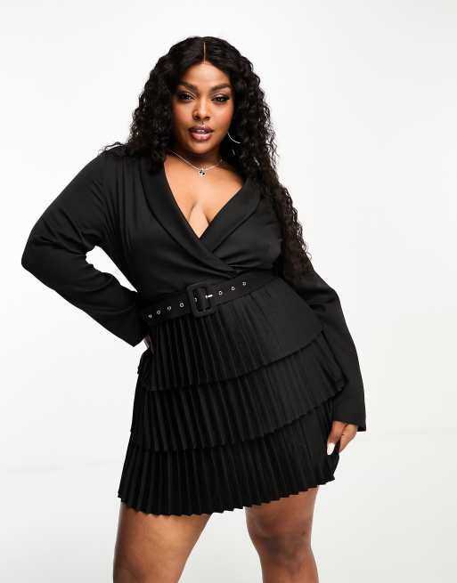 In The Style Plus Exclusive – Kurzes, plissiertes Blazer-Wickelkleid in Schwarz