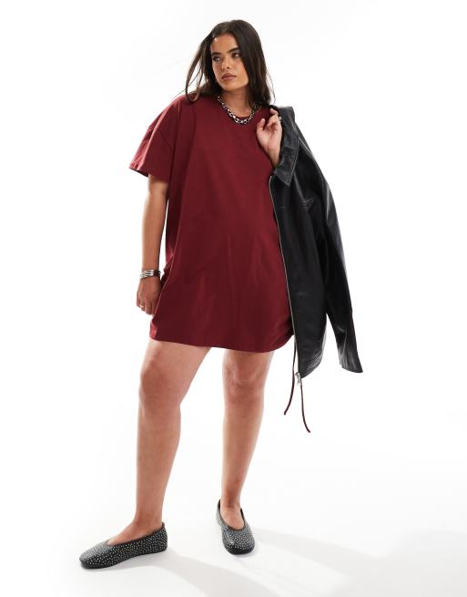 In The Style Plus exclusive ruched tie side oversized mini t-shirt dress in burgundy, 2 of 4