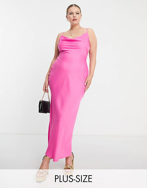 In The Style Plus - Exclusives - Midi jurk van satijn met gedrapeerde halslijn in roze