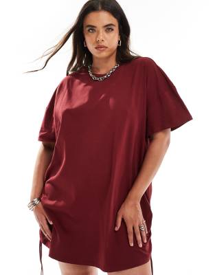 In The Style Plus - Exklusives, kurzes T-Shirt-Kleid in Burgunderrot mit Oversize-Schnitt und geraffter Seite