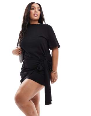 In The Style Plus - Exklusives, kurzes T-Shirt-Wickelkleid in Schwarz mit seitlichem Bindedetail