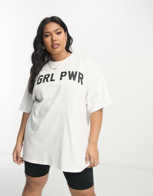 In The Style Plus – Exklusives T-Shirt in Weiß mit „GLR PWR“-Print