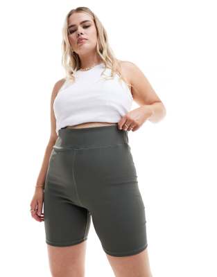 In The Style Plus - Figurformende Leggings-Shorts in Khaki-Grün