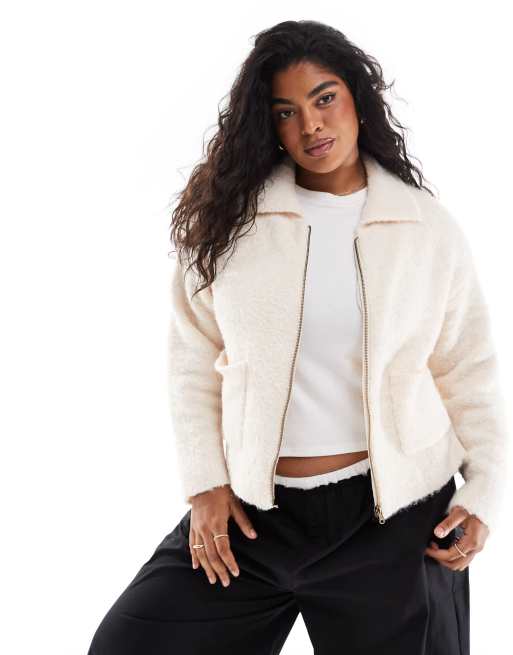 In The Style Plus - Gebreid vest met ritssluiting en zakdetail in crème