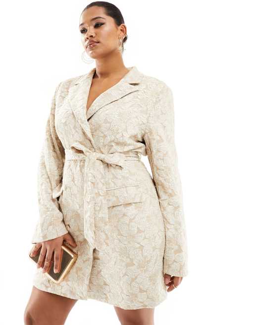 In The Style Plus – Gräddvit, kort kavajklänning i jacquard med skärp