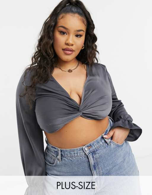 In The Style Plus – Grafitowy krótki top z ozdobnym węzłem, tylko w ASOS