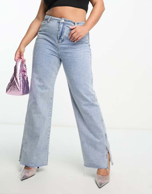 In The Style Plus – Jeans in blauer Waschung mit geradem Schnitt und seitlichem Schlitz