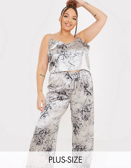 In The Style Plus × Lorna Luxe – Granatowa wzorzysta piżama satynowa z kontrastową lamówką: koszulka na ramiączkach i spodnie z szerokimi nogawkami