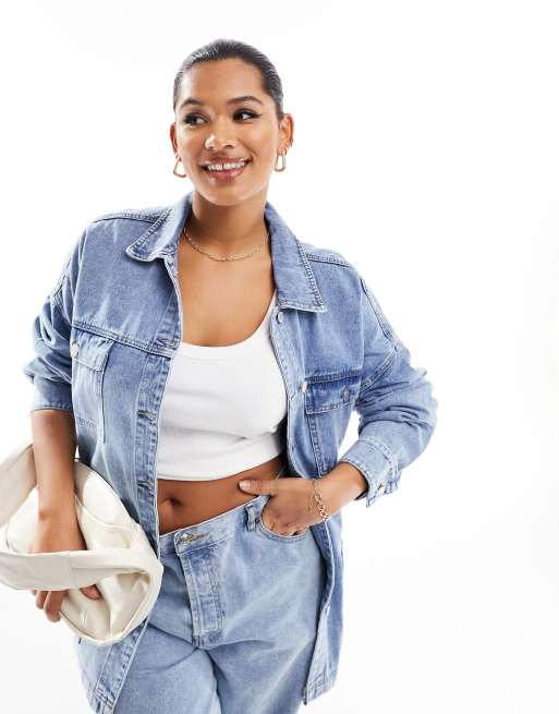 In The Style Plus – Niebieska kurtka jeansowa z paskiem