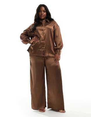 In The Style Plus - Pantaloni in raso color moka in coordinato