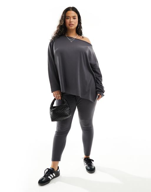 In The Style Plus – Set in Anthrazit aus schulterfreiem Langarm-Shirt und Leggings