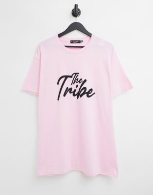 In The Style Plus - T-Shirt in Rosa mit „The Tribe"-Print