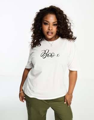 Thumbnail - In The Style Plus - T-Shirt in Weiß mit glitzerndem Boo-Print