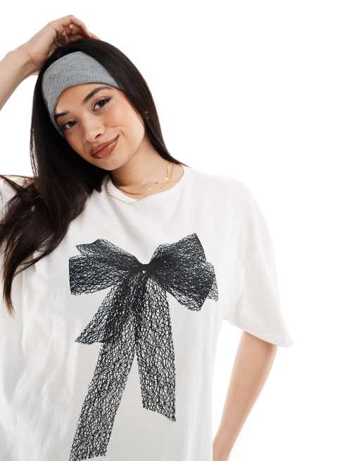 In The Style Plus – T-Shirt in Weiß mit Spitzenschleifen-Motiv