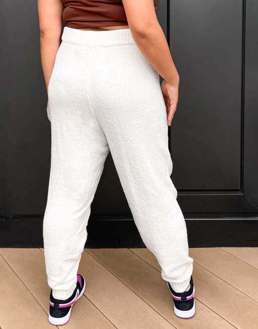 In The Style Plus x Billie Faiers - Jogger d'ensemble en maille à cordon de serrage - Blanc, 2 de 4