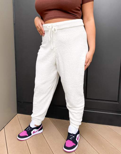 In The Style Plus x Billie Faiers - Jogger d'ensemble en maille à cordon de serrage - Blanc, 4 de 4