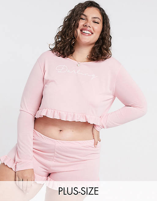 In The Style Plus x Billie Faiers – Rosa pyjamas med topp och shorts med text och volang