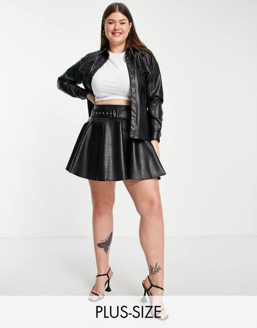 In The Style Plus x Dani Dyer - Flagrende mininederdel i sort læderlook