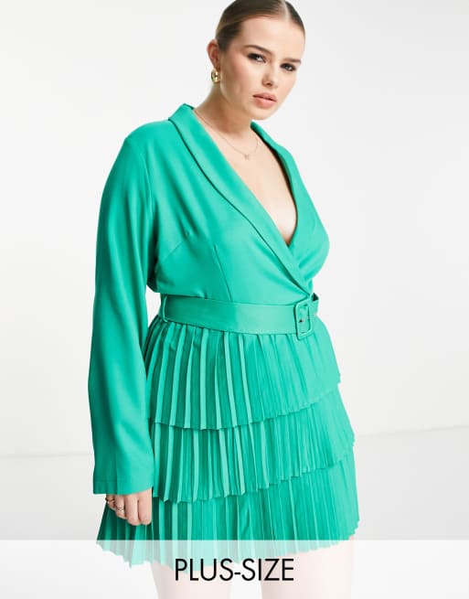 In The Style Plus x Dani Dyer – Grön kavajklänning med djup urringning och plisserad kjol, endast hos ASOS