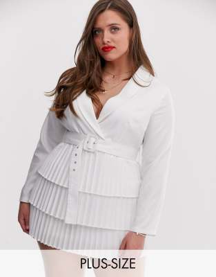 in the style plus -  x Dani Dyer – Weißes Blazerkleid mit tiefem Ausschnitt vorn und plissiertem Rock