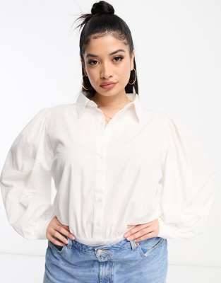 In The Style Plus x Georgia Louise – Body in Weiß mit voluminösen