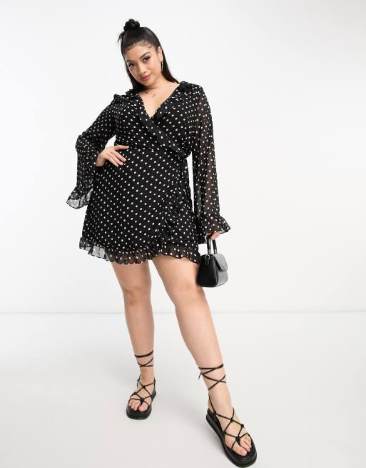 In The Style Plus x Georgia Louise - Sort minikjole med store ærmer, flæsedetalje og polkaprikker