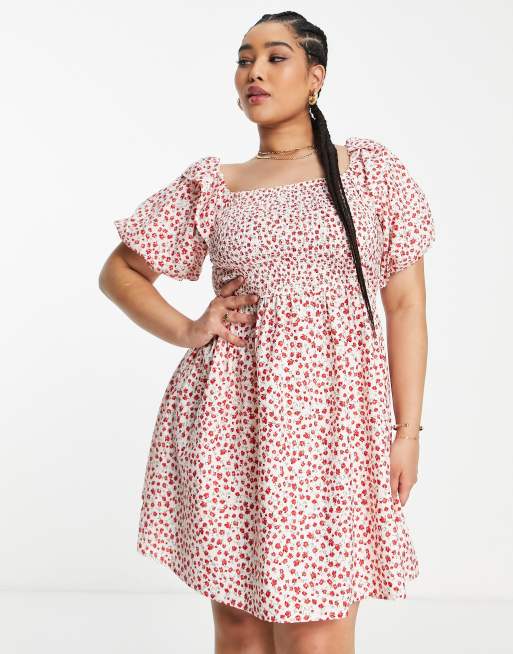 In The Style Plus x Jac Jossa – Gestuftes, gesmoktes Minikleid in mit beerenfarbenem Blumenmuster, gesmoktem Brustbereich und Rüschenärmeln
