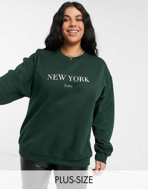 In The Style Plus x Lorna Luxe exclusive New York oversized sweatshirt in emerald green