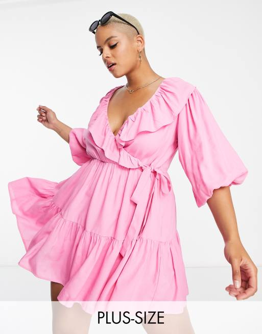 In The Style Plus x Lorna Luxe – Różowa sukienka kopertowa typu skater z falbanką przy dekolcie