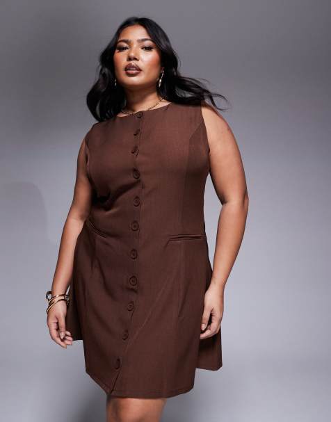 In The Style Plus x Natalya Wright - Exclusive - Elegante mini jurk met knoopsluiting in chocoladebruin - view 1