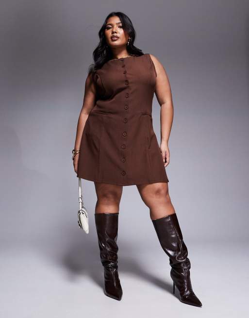 In The Style Plus x Natalya Wright - Exclusive - Elegante mini jurk met knoopsluiting in chocoladebruin , 4 van 4