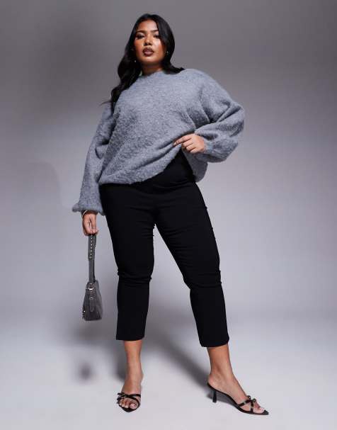In The Style Plus x Natalya Wright – Exklusive Caprihose aus Bengaline in Schwarz mit seitlichem Saumschlitz - view 1