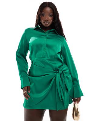 In The Style Plus x Perrie Sian - Exklusiv - Kurzes, gewickeltes Satin-Hemdblusenkleid in Grün mit seitlichem Bindedetai...