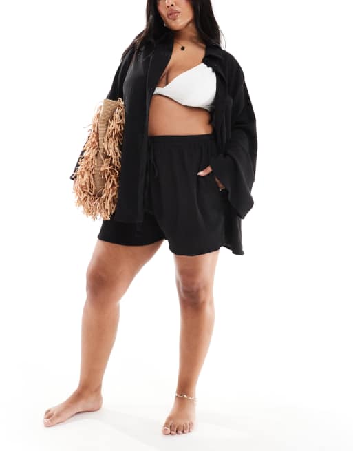 In The Style Plus x Perrie Sian – Exklusiv – Strukturierte Strand-Shorts in Schwarz, Kombiteil