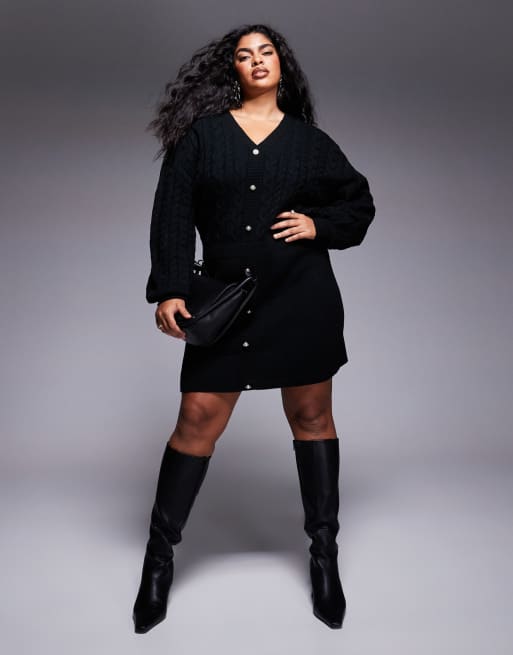 In The Style Plus x Perrie Sian – Mini-Strickkleid in Schwarz mit Zopfmuster, V-Ausschnitt und Strassknöpfen
