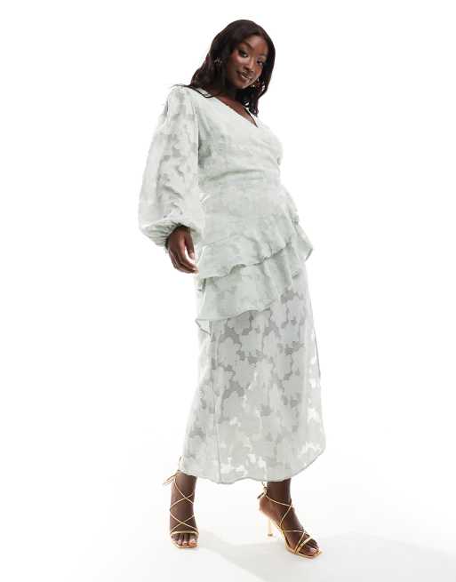 In The Style Plus x Perrie Sian - Salviegrøn slå-om-maxikjole med asymmetriske flæser i jacquard
