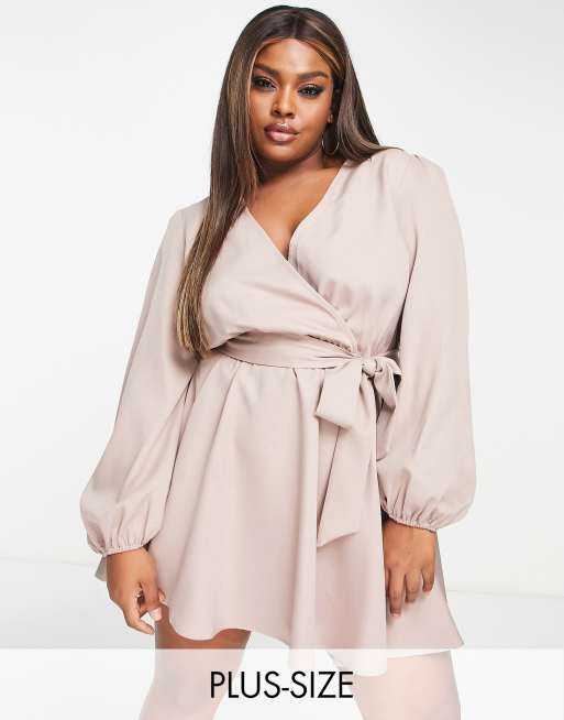 In The Style Plus x Perrie Sian – Skater-Kleid in Stein mit Wickeldetail und voluminösen Ärmeln